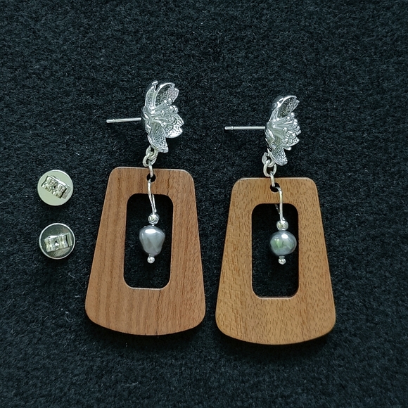 FINAL CLEARANCE NEW HANDMADE SILVER BLACK PEARL WOOD FLOWER STUD EARRINGS - Picture 3 of 7